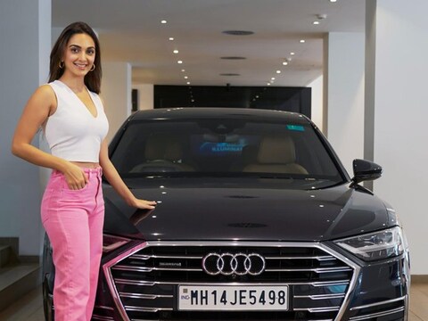  बॉलिवूड अभिनेत्री कियारा अडवाणी (Kiara advani)सध्या यशाच्या शिखरावर आहे. कियाराने Audi A8L luxury Sedan कार खरेदी केली आहे.
