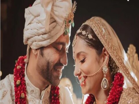 अंकिता लोखंडे (Ankita Lokhande) आणि विकी जैन (Vicky Jain) यांच्या लग्नाचे फोटो आणि व्हिडिओंनी सोशल मीडिया धुमाकूळ घातला आहे. 