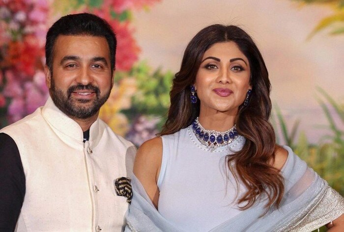 बॉलीवूड अभिनेत्री शिल्पा शेट्टीची नवरा यांने कधी स्वप्नात देखील विचार केला नसेल की त्याला तुरुंगाची हवा खायला लागेल. राज कुंद्राला पोर्नोग्रापी प्रकरणी अटक झाली आणि त्याला किती तरी दिवस तुरूंगाची हवा खावी लागली. या काळात शिल्पा शेट्टी देकील ट्रोलर्सच्या निशाण्यावर आली. तसेच तिच्यावर देखील आरोप झाले मात्र पोलिसांकडून तिला क्लिनचीट मिळाली आहे. मात्र तिनं देखील या काळात संयम पाळला. आता राज कुंद्रा जामिनावर बाहेर आला आहे. 