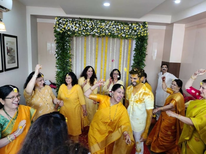लग्नाच्या दिवशीच राधा आणि अभिषेक यांच्या हळदीचा कार्यक्रम पार पडला. लक्ष्मीनारायण मंदिरात अगदी साध्या पद्धतीने या दोघांनी लग्नगाठ बांधली.