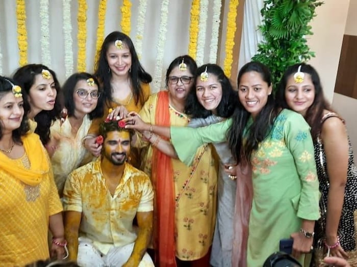 दोन आठवड्यापूर्वी अभिषेक गुणाजी आणि राधा पाटील यांची एंगेजमेंट झाली होती. त्यानंतर अवघ्या काही दिवसातच त्यांनी लग्न करण्याचा निर्णय घेतला. 