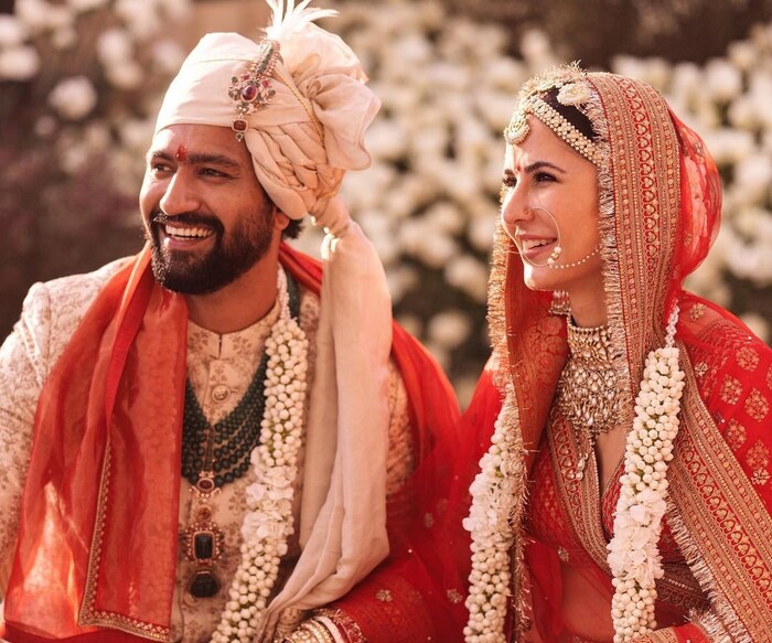 लाल रंगाच्या ड्रेसमध्ये कतरिना खूपच सुंदर दिसत आहे. विकी कौशल आणि कतरिना कैफचे लग्न अनेक अर्थाने खास होते. या जोडप्याने त्यांच्या लग्नाची तयारी अगदी गुप्त ठेवली होती.