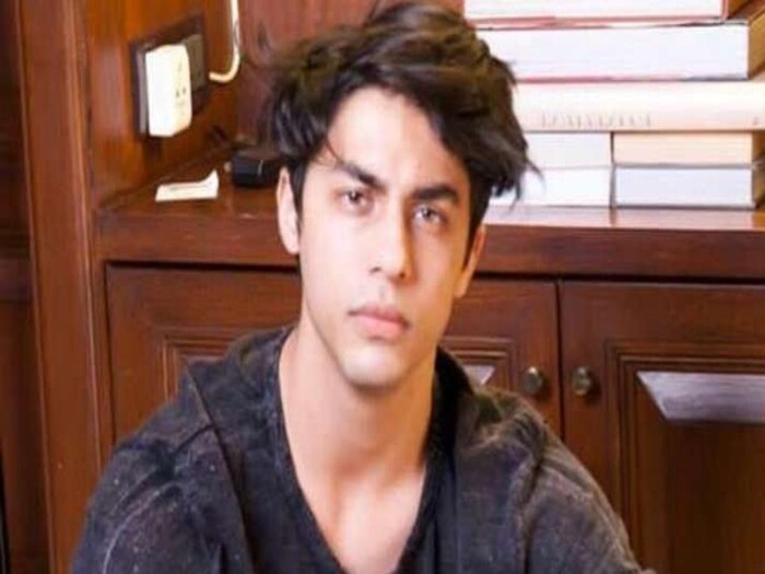  बॉलीवूडचा किंग शाहरुख खानचा मुलगा आर्यन खान 2021 हे वर्ष त्याच्या आय़ुष्यात डिलीट करणे पसंद करेल. 2 ऑक्टोबर रोजी एनसीबीने आर्यन खानला गोव्याला जाणाऱ्या क्रूझमधून ताब्यात घेतले आणि तिथून आर्यनच्या आय़ुष्यातील सर्व ग्रह तारेच फिरले असेच म्हणावे लागेल. अटक झाल्यानंतर आर्यन खानही तुरुंगातच होता. आर्यनवर ड्रग्ज पुरवल्याचा आणि कटात सहभागी असल्याचा आरोप होता. शाहरुखने आपल्या मुलाला तुरुंगातून बाहेर काढण्यासाठी खूप प्रयत्न केले. खूप प्रतिक्षेनंतर आर्यनला जामीन मिळाला. त्याला या जामिनासाठी खूप झगडावे लागले. सध्या ते जामिनावर बाहेर आहे. मात्र या काळात सोशल मीडियावर फक्त आर्यन खानचे नाव चर्चेत होते. या काळात त्याच्या सपोर्टमध्ये सर्व बॉलिवूड उतरले होते. 