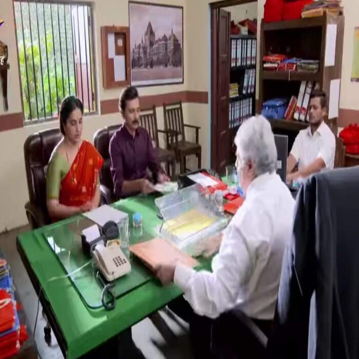 मराठी मालिका विश्वात सर्वात चर्चा कशाली झाली असेल तर आई कुठे काय करतेमधील अरूंधती - अनिरूद्धच्या घटस्फोटाची. 