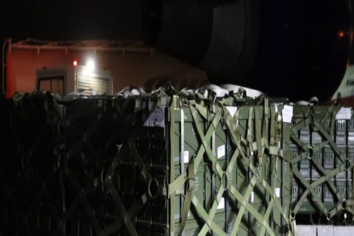 युद्धाचे ढग! अमेरिकेनं युक्रेनमध्ये पाठवला मोठा शस्त्रसाठा, रशियाला इशारा