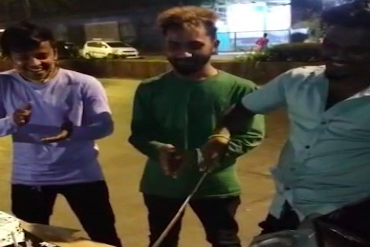 तलवारीनं कापला केक, 'हा' VIDEO VIRAL झाल्यावर पोलिसांनी केली अटक