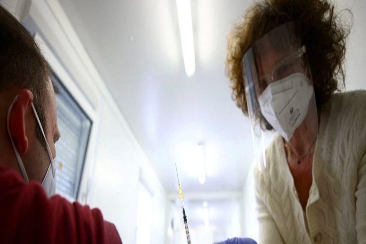 सक्तीच्या लसीकरणाचा निषेध असो! 'या' देशातील जनता उतरलीय रस्त्यावर; वाचा सविस्तर