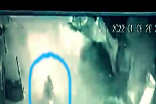 मोबाईल चोरणाऱ्यांना नडली शूरवीर तरुणी, 300 मीटर गेली फरफटत; चोरट्यांना फुटला घाम