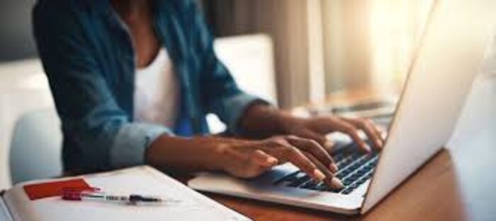आजकाल अनेक विद्यार्थ्यांना लेगच पैसे कमवण्याची (How to earn instant Money) इच्छा असते. यासाठी त्यांना अधिक वेळ वाटही बघ्याची नसते. दहावी किंवा बारावी झाल्यानंतर त्यांना लगेच जॉब (Jobs after 10th and 12th) हवा असतो. घरची आर्थिक परिस्थिती यामागची एक प्रमुख कारण असू शकतं. बारावीनंतर हे शक्य आहे. आता तुम्ही बारावी उत्तीर्ण केल्यांनतर काही शॉर्ट टर्म कोर्सेस (Short term courses after 12th) करून नोकरी करू शकता. अर्थात नोकरीत (short term courses for jobs) समोर जाण्यासाठी तुम्हाला पदवीपर्यंत शिक्षण महत्त्वाचं असेल मात्र हे शॉर्ट टर्म कोर्सेस (Job oriented short time courses) केल्यानंतर तुम्हाला सुरुवातीला नोकरी मिळू शकेल. चला तर जाणून घेऊया या कोर्सेसबद्दल. 