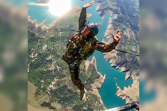 Sky Diving चा अनुभव घ्यायचा असेल तर महाराष्ट्रातील 'या' ठिकाणी नक्की भेट द्या