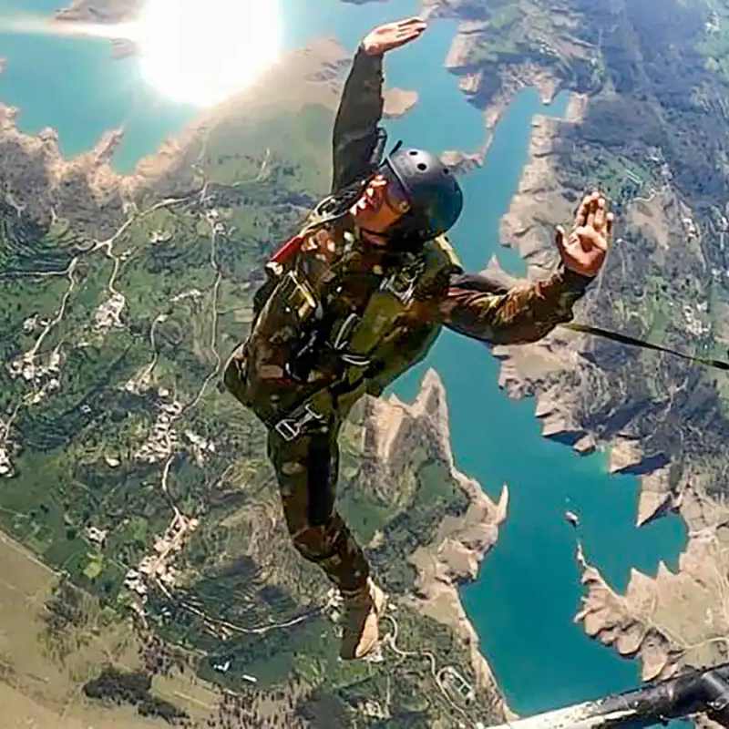 Sky Diving चा अनुभव घ्यायचा असेल तर महाराष्ट्रातील 'या' ठिकाणी नक्की भेट द्या