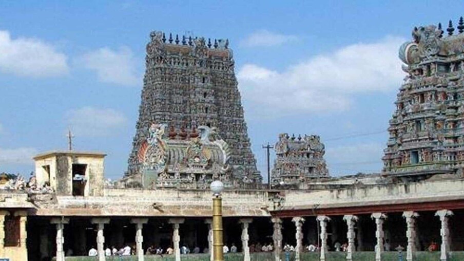 जर तुम्ही कन्याकुमारीला जात असाल तर तुम्ही अम्मान मंदिराला जरूर भेट द्या. हे मंदिर माता पार्वतीला समर्पित आहे. हे तीन महासागरांच्या संगमावर बांधले गेले आहे. इथे समुद्राच्या लाटांचा आवाज स्वर्गातील संगीतासारखा ऐकू येतो, अशी लोकांची धारणा आहे. मंदिरात प्रवेश करण्यापूर्वी भक्त मंदिराच्या डावीकडे 500 मीटर अंतरावर असलेल्या त्रिवेणी संगमात स्नान करतात.