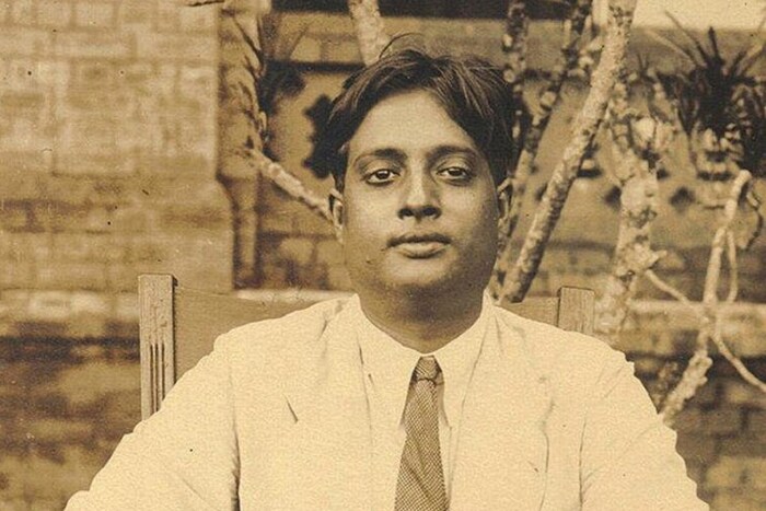 सत्येंद्रनाथ बोस यांचा जन्म 1 जानेवारी 1894 रोजी कोलकाता येथे झाला होता. त्यांचे वडील सुरेंद्रनाथ बोस हे ईस्ट इंडियन रेल्वे कंपनीच्या अभियांत्रिकी विभागात काम करत होते. सत्येंद्र नाथ कुटुंबातील सहा लहान बहिणींचा एकुलता एक भाऊ होता. सत्येंद्र नाथ यांचे प्रारंभिक शिक्षण नादिया जिल्ह्यातील बडा जागुलिया गावात झालेलं होतं.
