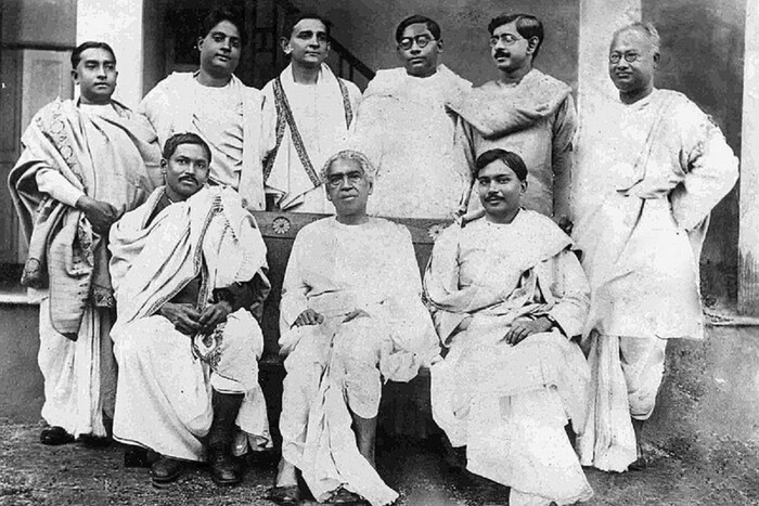 शालेय जीवनापासूनच सत्येंद्रनाथांची असामान्य बु्द्धिमत्ता चमकत होती. त्यांची प्रतिभा पाहूनच ते एक दिवस पियरे सायमन, लाप्लेस आणि ऑगस्टीन लुई कौथीसारखे गणितज्ञ बनतील, असं म्हटलं जायचं. 
