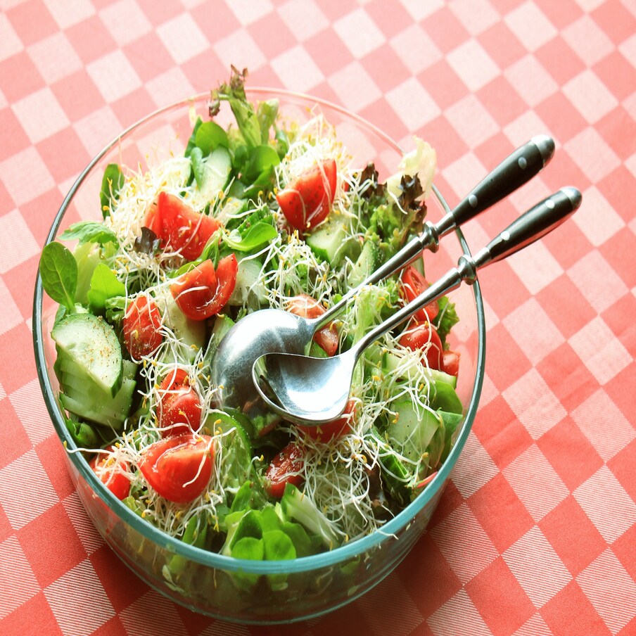 Mix Vegetable Salad - वजन कमी करण्यासाठी Salad हा सर्वोत्तम पर्याय ठरू शकतो. भाजी कोशिंबीर ही यासाठी एक प्रसिद्ध पाककृती आहे. लहानांपासून मोठ्यांपर्यंत सगळ्यांनाच कोशिंबीर खायला आवडते. जर तुम्हाला वजन कमी करायचे असेल, तर तुमच्या आहारात भाज्यांच्या सॅलडचा अवश्य समावेश करायला हवा. 