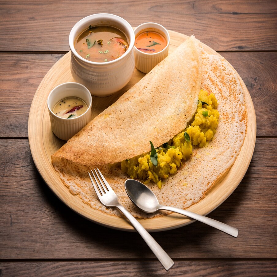 Flour Dosa - दक्षिण भारतीय पदार्थांबद्दल नेहमीच अनेकांना उत्सुकता असते. त्यातला डोसा खाणं हे अनेकांना आवडतं. डोसा वजन कमी करण्याच्या पाककृतींपैकी एक मानला जातो. तुम्ही ते न्याहारी, दुपारचे जेवण आणि रात्रीच्या जेवणात कधीही खाऊ शकता. नवीन वर्षात वजन कमी करण्यासाठी डोसा नक्की ट्राय करायला हवा.