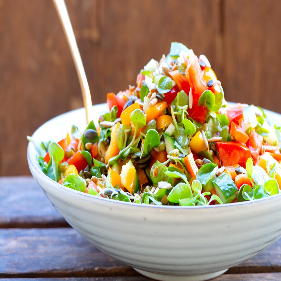 Corn Salad - मक्याचे एक नाही तर अनेक फायदे आहेत. कॉर्न जेवढे खायला स्वादिष्ट असते तेवढेच ते आरोग्यासाठीही फायदेशीर असते. विशेषतः जर तुम्ही तुमच्या पोटाची चरबी कमी करण्यासाठी लंचमध्ये तुम्ही कॉर्न सलाडचा समावेश करू शकता. कॉर्न सॅलड ही एक अत्यंत कमी कार्ब रेसिपी आहे जी तुमच्या आरोग्यासाठी फायदेशीर असते. 