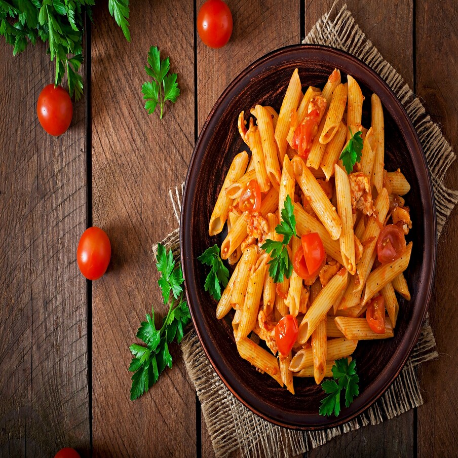 Spicy Pasta - ज्यांना इटालियन फूड आवडते त्यांना मसालेदार पास्ता खायला आवडतं. ब्रोकोलीने बनवलेला मसालेदार पास्ता फार चविष्ट असतो. त्यामुळं जर तुम्हाला वजन कमी करण्यासाठी पास्ता खायचा असेल तर त्यात चीज मिसळू नका. Image-shutterstock.com