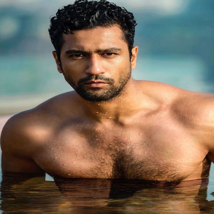 जर तुम्हाला अभिनेता विकी कौशल सारखी आकर्षक पर्सनालिटी बनवायची असेल तर त्यासाठी फिटनेसवर लक्ष केंद्रित करा. आणि चांगला आहार घ्या आणि नियमित व्यायाम करा.