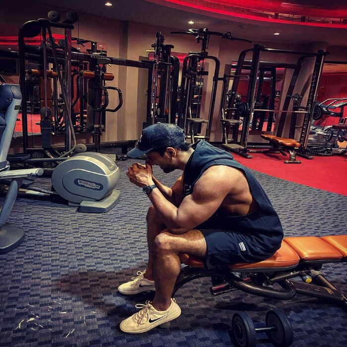 जे लोक लठ्ठ आहेत त्यांनी जिम किंवा योगा करणे आवश्यक नाही. जर तुम्ही शोल्डर प्रेस, बेंच प्रेस, डेडलिफ्ट सारखे व्यायाम केले तर तुमचे स्नायू आकारात येऊ लागतात आणि तुम्हाला तुमच्या शरीरात जबरदस्त परिवर्तन दिसून येईल.