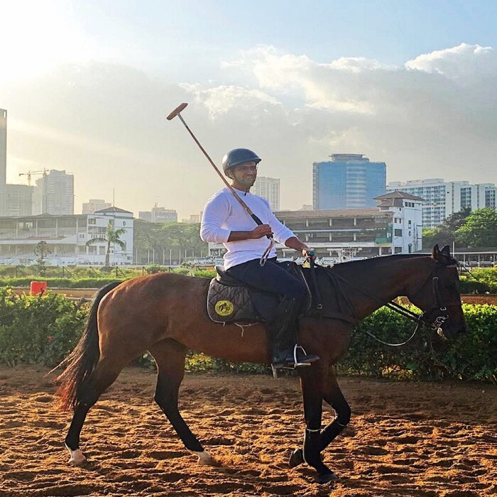 विकी कौशलला मार्शल आर्ट्स, नृत्य, एरोबिक्स, पोहणे, घोडेस्वारी आणि इतर खेळांचा समावेश असलेल्या विविध प्रकारचे वर्कआउट करायला आवडते. त्यामुळं तुम्ही विविध खेळांद्वारे आपला फिटनेस तयार करू शकता. Image Credit : vickykaushal09/instagram