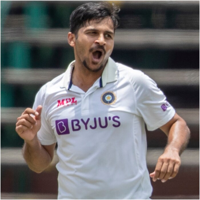 शार्दुल ठाकूरने (Shardul Thakur) मंगळवारी टेस्ट करियरमधली आपली सर्वोत्तम कामगिरी केली आहे. दक्षिण आफ्रिकेविरुद्धच्या दुसऱ्या टेस्टमध्ये (India vs South Africa 2nd Test) त्याने 61 रन देऊन 7 विकेट मिळवल्या आहेत. जोहान्सबर्गच्या वॉन्डरर्स मैदानातली भारतीय बॉलरची ही सर्वोत्तम कामगिरी आहे. 