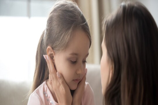 Parenting : लहान मुलं अचानक विचारतात असे प्रश्न, तेव्हा गोंधळून जावू नका; या टिप्स येतील तुमच्या कामी