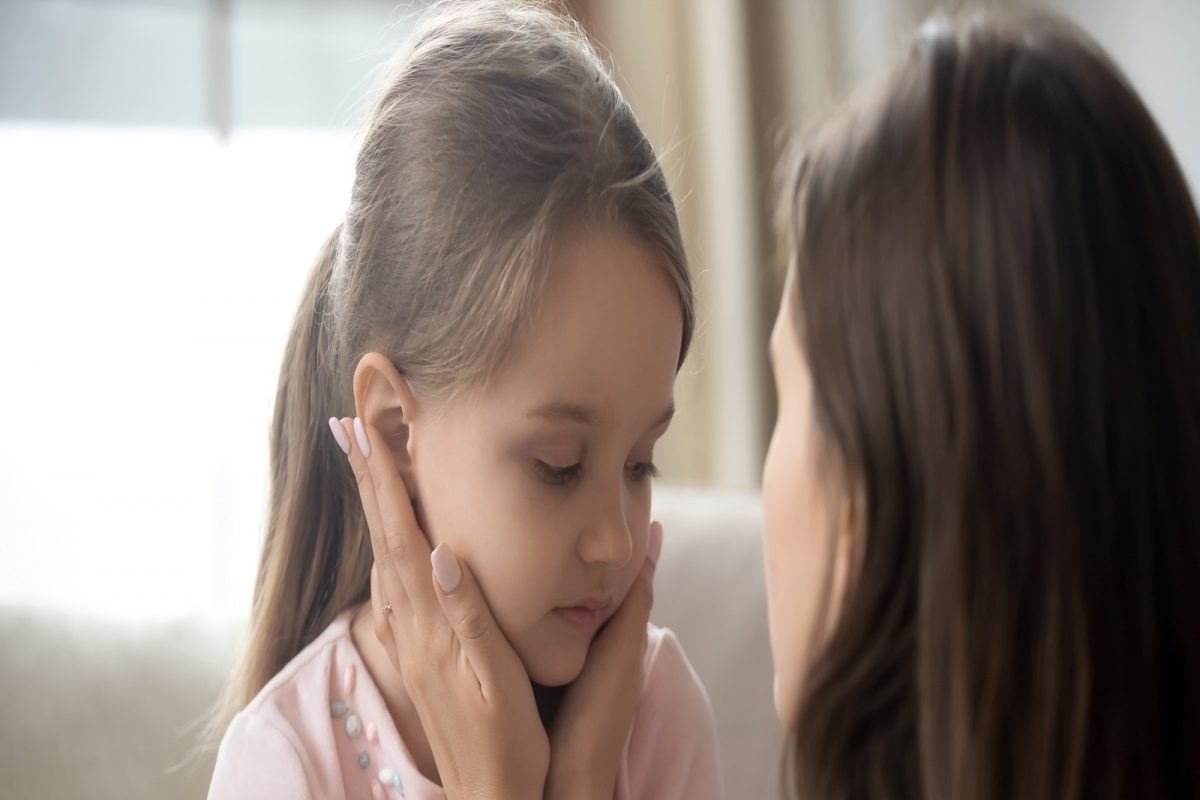 Parenting : लहान मुलं अचानक विचारतात असे प्रश्न, तेव्हा गोंधळून जावू नका; या टिप्स येतील तुमच्या कामी