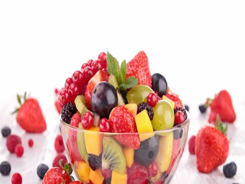 Fruits To Avoid For Weight Loss: काही फळे अशी आहेत ज्यामध्ये साखर, फॅट आणि कॅलरीजचे प्रमाण जास्त असते. जर आपण त्यांचे जास्त किंवा नियमित सेवन केले तर आपले वजन कमी होण्याऐवजी वाढू लागते. अशाच काही फळांबद्दल आज जाणून घेऊया.