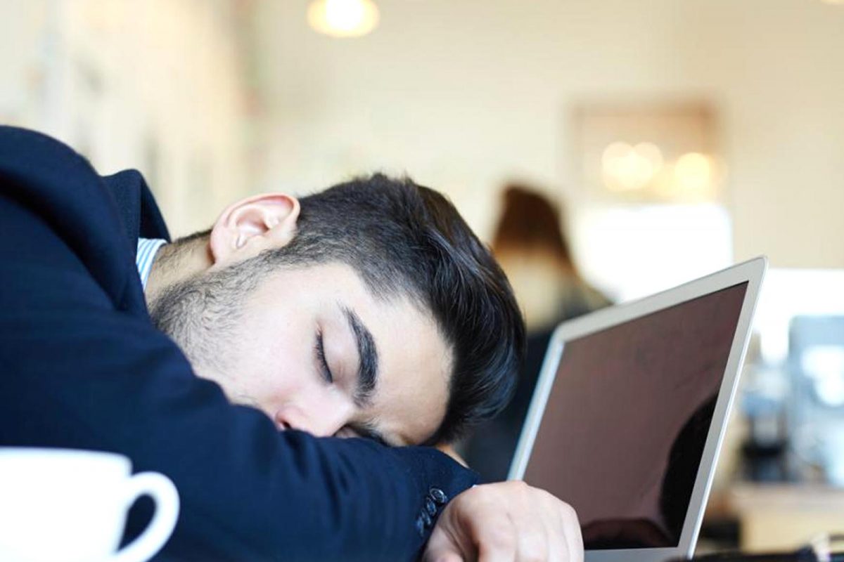 ऑफिसमध्ये डुलक्या म्हणजे नोकरीवर संक्रात; झोप घालवण्यासाठी या सोप्या टिप्स वापरा