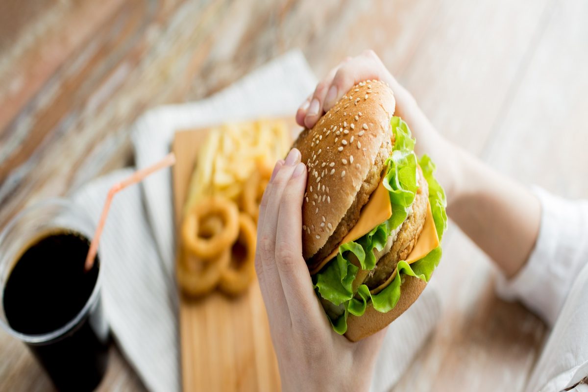 मुलांसाठी हानिकारक आहे जंक फूड; जाणून घ्या मोठे दुष्परिणाम