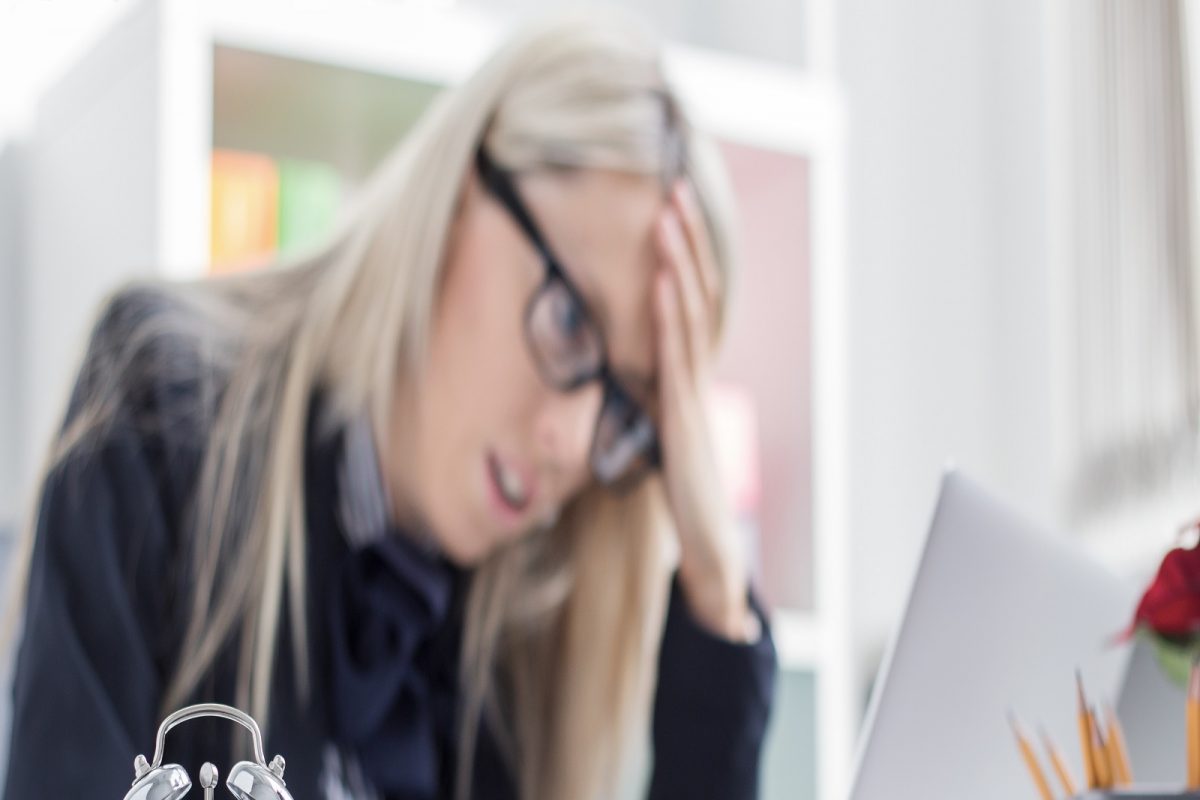 3. कामाच्या सवयी -
दिवसभर बैठे काम, शारीरिक हालचाली कमी होत असल्याने जीवनशैली बिघडत चालली आहे. खराब जीवनशैलीमुळे स्नायू आणि शरीराचे अवयव कमकुवत होतात आणि मधुमेह, लठ्ठपणा, कमकुवत हाडे, स्ट्रोक, हृदयविकाराचा झटका इत्यादींचा धोका वाढतो.