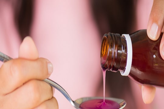 तुम्हीही झोपेसाठी कफ सिरपचा वापर करताय का? दीर्घकालीन घातक परिणामांना तोंड द्यावं लागेल