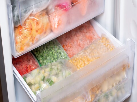 How to Store Food in Freezer : फ्रिजरमध्‍ये खाद्यपदार्थ ठेवताना लक्षात ठेवण्‍यासंबंधीच्‍या काही महत्‍त्‍वाच्‍या गोष्‍टी जाणून घ्या. या टिप्सचा अवलंब केल्यानं, तुम्ही सहजपणे दीर्घकाळ पदार्थ साठवू शकाल. यासोबतच तुमचा फ्रीजरही बराच काळ व्यवस्थित कार्यरत राहील.