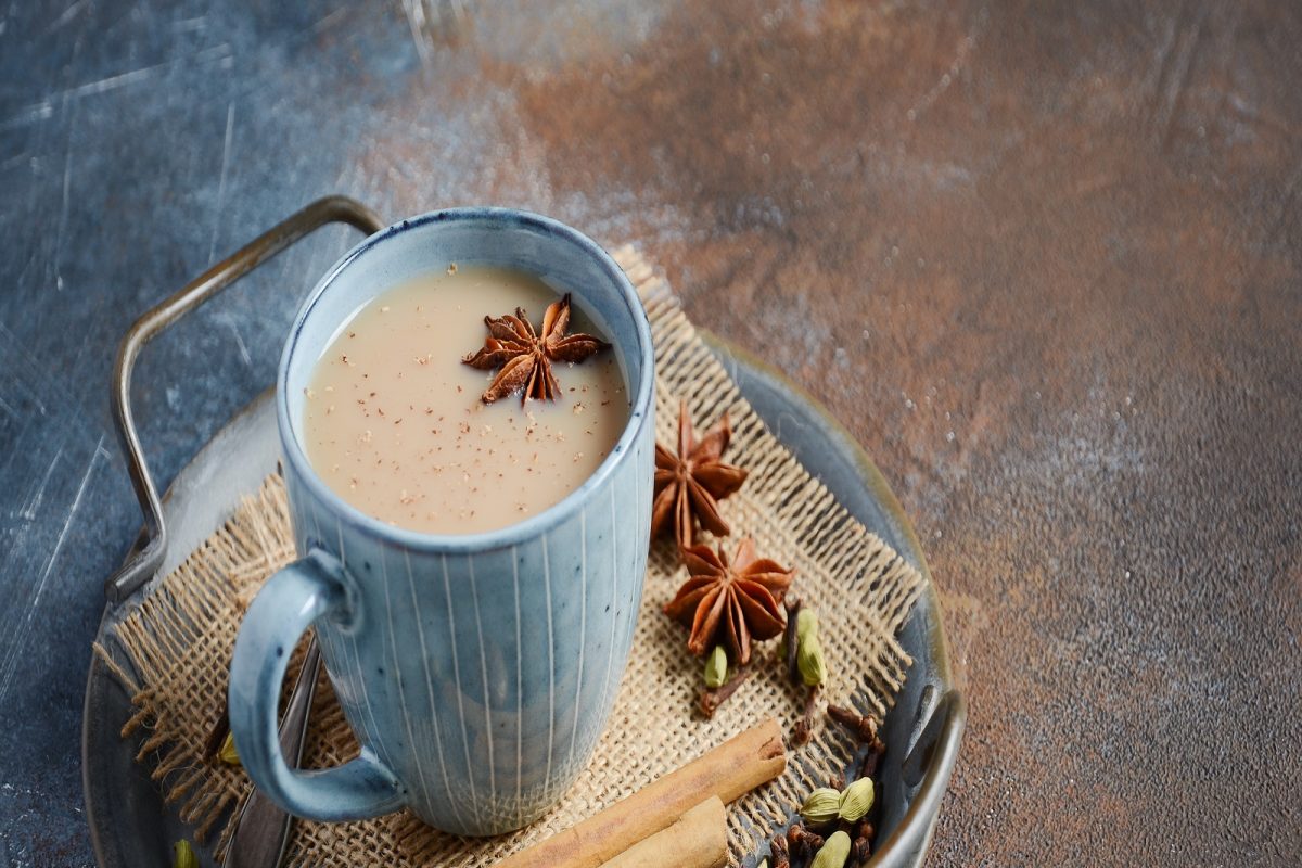 चहा तर सगळेच बनवतात; या ट्रिक्स वापराल तर सगळे म्हणतील.. चहा असावा तर अस्साच