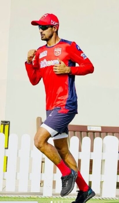 दीपक हुडाची वन-डे टीममध्ये निवड करण्यात आली आहे. हुडानं गेल्या काही वर्षांमध्ये आयपीएल तसंच देशांतर्गत क्रिकेटमध्ये सातत्यपूर्ण कामगिरी केली आहे. हुडानं 74 लिस्ट A मॅचमध्ये 39 च्या सरासरीनं 2257 रन काढले असून त्यामध्ये 4 शतक आणि 12 अर्धशतकांचा समावेश आहे. हुडा त्याचबरोबर एक उपयुक्त ऑफ स्पिनर तसेच चपळ फिल्डर देखील आहे. 