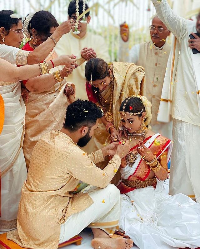 छोट्या पडद्यावरील प्रसिद्ध अभिनेत्री मौनी रॉय नुकताच बॉयफ्रेंड सूरज नांबियारसोबत लग्नाच्या बेडीत अडकली. मौनीच्या लग्नाचे सुंदर फोटो सध्या सोशल मीडियावर व्हायरल होत आहेत. 