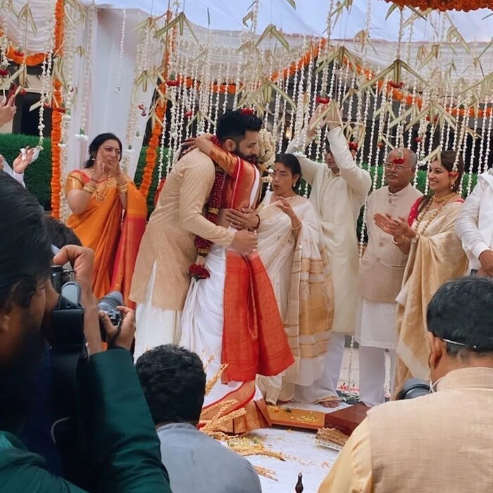 मौनी रॉय आणि सूरज नांबियारने मल्याळम पद्धतीने आपला विवाह सोहळा पार पाडला.मौनी आणि सूरज ट्रॅडिशनल वेडिंग लुकमध्ये फारच सुंदर दिसत आहेत. 