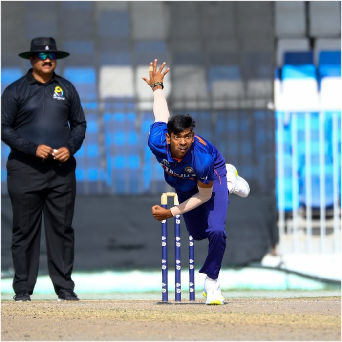 रवी कुमार 2019 साली बालीगुंज क्रिकेट क्लबसाठी अंडर 16 गटातील ट्रायल देण्यासाठी गेला होता. त्यावेळी वयाचा शोध घेणाऱ्या टेस्टमध्ये फेल गेल्यानं क्रिकेट असोसिएशन ऑफ बंगाल (CAB) अधिकाऱ्यानं त्याला संधी दिली नाही. त्यानंतर कंचनगंज वॉरियर्सनं त्याला टी20 लीग खेळण्याची संधी दिली. (ACC Twitter)