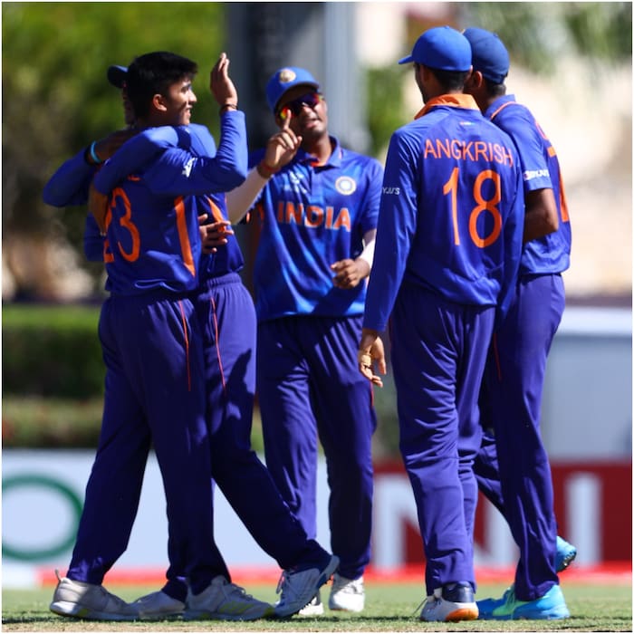 रवी गेल्या काही कालावधीपासून टीम इंडियाचा माजी खेळाडू आणि अंडर 19 टीमचे देवांग गांधी यांच्या मार्गदर्शनाखाली ट्रेनिंग घेत आहे. या ट्रेनिंगचा रवीला मोठा फायदा झाला आहे. तो बॉल आतमध्ये आणि बाहेर दोन्ही कडे स्विंग करू शकतो. त्याच्या उंचीमुळे त्याला बॉलला अधिक उंची देता येते. तसेच तो नव्या बॉलनं विकेट काढण्यात एक्स्पर्ट आहे. (BCCI Twitter)