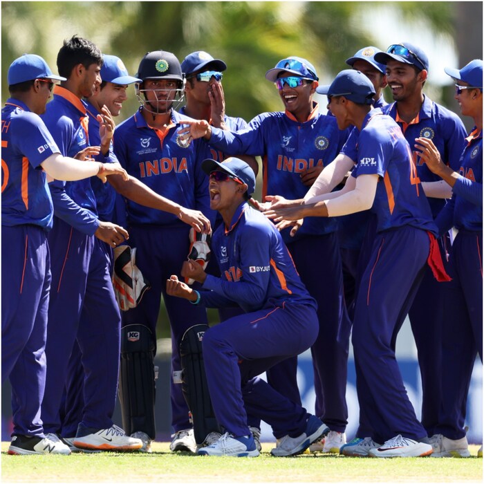 रवीनं वेस्ट इंडिजमध्ये सुरू असलेल्या अंडर 19 वर्ल्ड कपमध्ये आत्तापर्यंत चांगली बॉलिंग केली आहे. पण त्याला त्याच्या कोट्यातील पूर्ण ओव्हर्स टाकायला मिळाल्या नाहीत. कारण, भारतीय टीमनं आजवर एकाही मॅचमध्ये प्रतिस्पर्धीला संपूर्ण 50 ओव्हर्स बॅटींग करू दिलेली नाही. (bcci twitter)