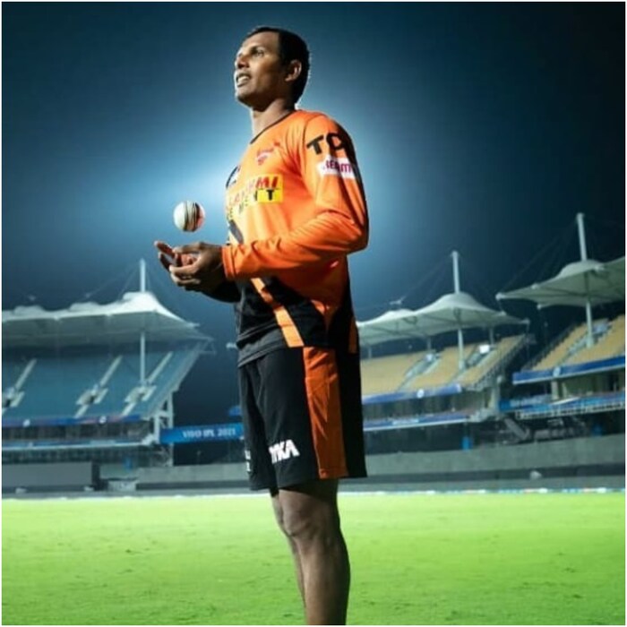 झहीर खान, आशिष नेहरा, इराफान पठाण यांच्या निवृत्तीनंतर टीम इंडियाचा लेफ्ट आर्म फास्ट बॉलरचा शोध संपलेला नाही. 2016 साली झालेल्या अंडर 19 वर्ल्ड कपनंतर खलिल अहमदनं थोडी आशा दाखवली होती. पण, नंतर तो मागे पडला. टी. नटराजननं चांगली सुरूवात केली. पण, दुखापतीमुळे तो देखील बराच काळापासून बाहेर आहे. त्यामुळे रवी कुमार डावखुऱ्या फास्ट बॉलरचा भारताचा शोध समाप्त करणार का? हा खरा प्रश्न आहे. (T Natrajan Instagram)