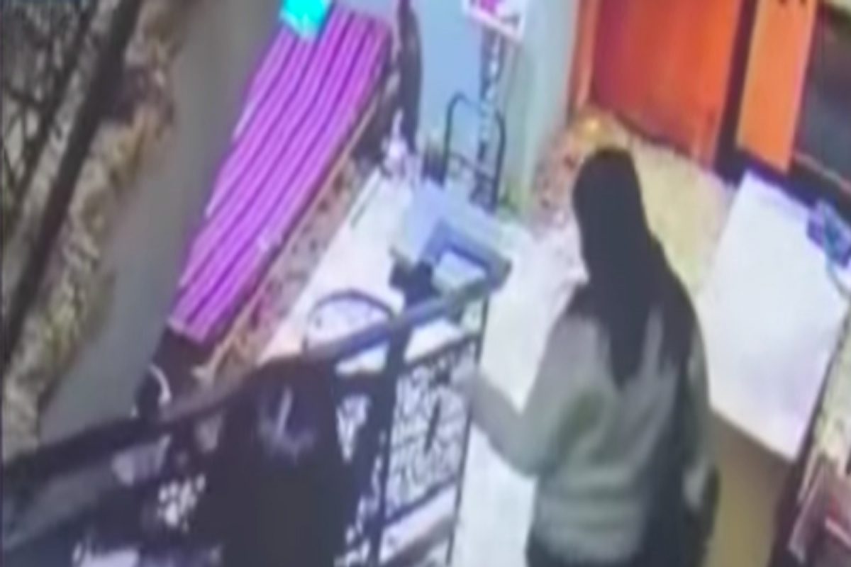 महिलांनी व्यापाऱ्यासोबत घेतले दारुचे पेग, नशा चढल्यावर केली लूटमार, पाहा VIDEO