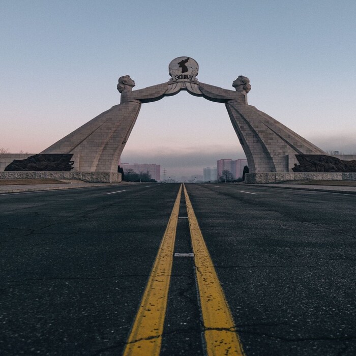 नॉर्थ कोरिया लागोपाठ क्षेपणास्त्रांच्या चाचण्या करून जगाला धडकी भरवणाऱ्या उत्तर कोरियानंही देशाच्या सीमा बंद ठेवल्यामुळे या देशात कोरोनाचा विषाणू आलेला नाही. केवळ नागरिकच नव्हे, तर अन्न आणि इतर वस्तूंची आयातही उत्तर कोरियानं बंद ठेवली आहे. परिणामी देशाला मोठ्या दुष्काळाचा सामना करावा लागला, मात्र तरीही कोरोनाला दूर ठेवण्यात त्यांना यश आलं आहे. 