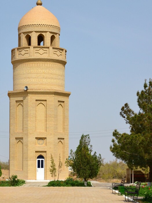 नौरू या देशानं दोन वर्षांपासून बंद असलेल्या आपल्या सीमा आता पर्यटकांसाठी खुल्या केल्या आहेत. पूर्ण लसीकरण झालेल्या नागरिकांना आता देशात प्रवेश दिला जात आहे. मात्र या देशाच्या एकाही नागरिकाला अद्याप कोरोनाची लागण झालेली नाही.