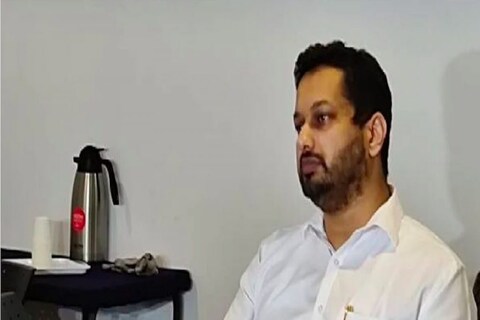उत्पल पर्रिकर यांना भाजपकडून तिकीट मिळत नसल्याने त्यांनी आपल्या पक्षाच्या तिकीटावर पणजीतून निवडणूक लढवावी, अशी ऑफर दिल्लीचे मुख्यमंत्री अरविंद केजरीवाल यांनी दिली आहे. 
