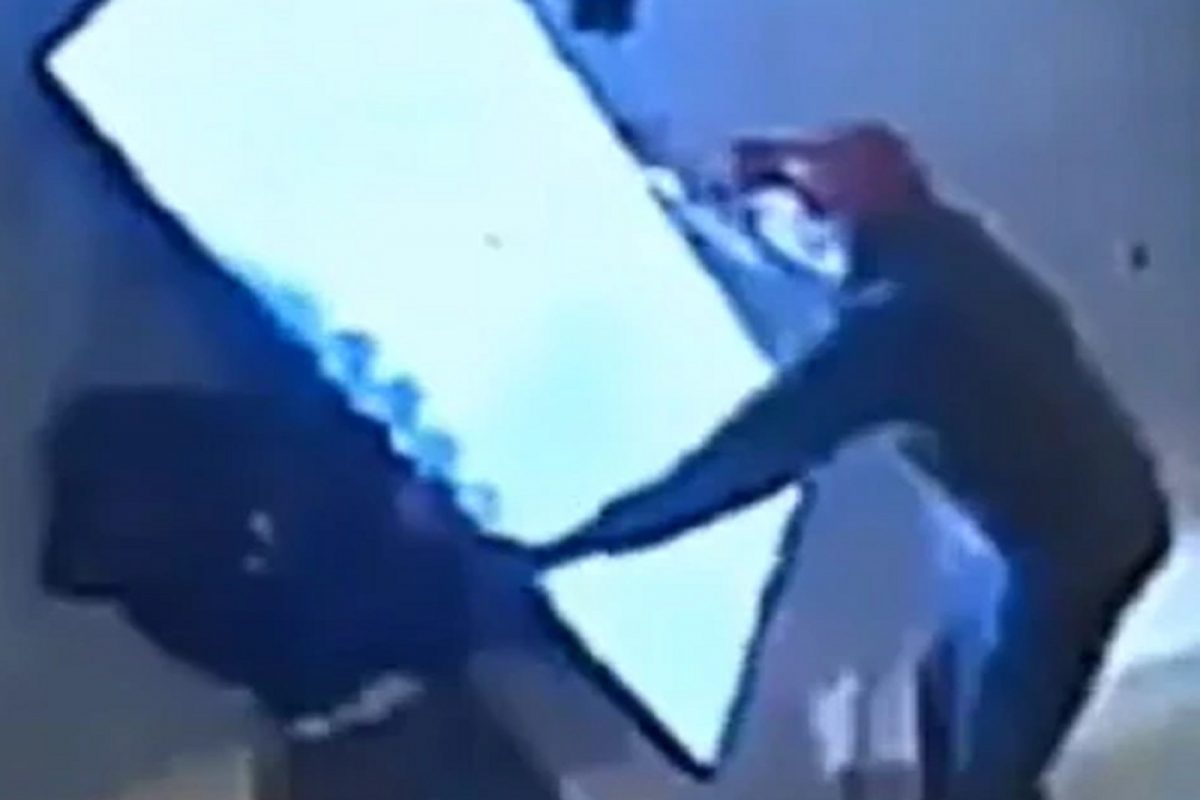 VIDEO - 3 चोरांची झाली फजिती! इतकी धडपड केली तरी तिघं मिळून पळवू शकले नाहीत एक टीव्ही