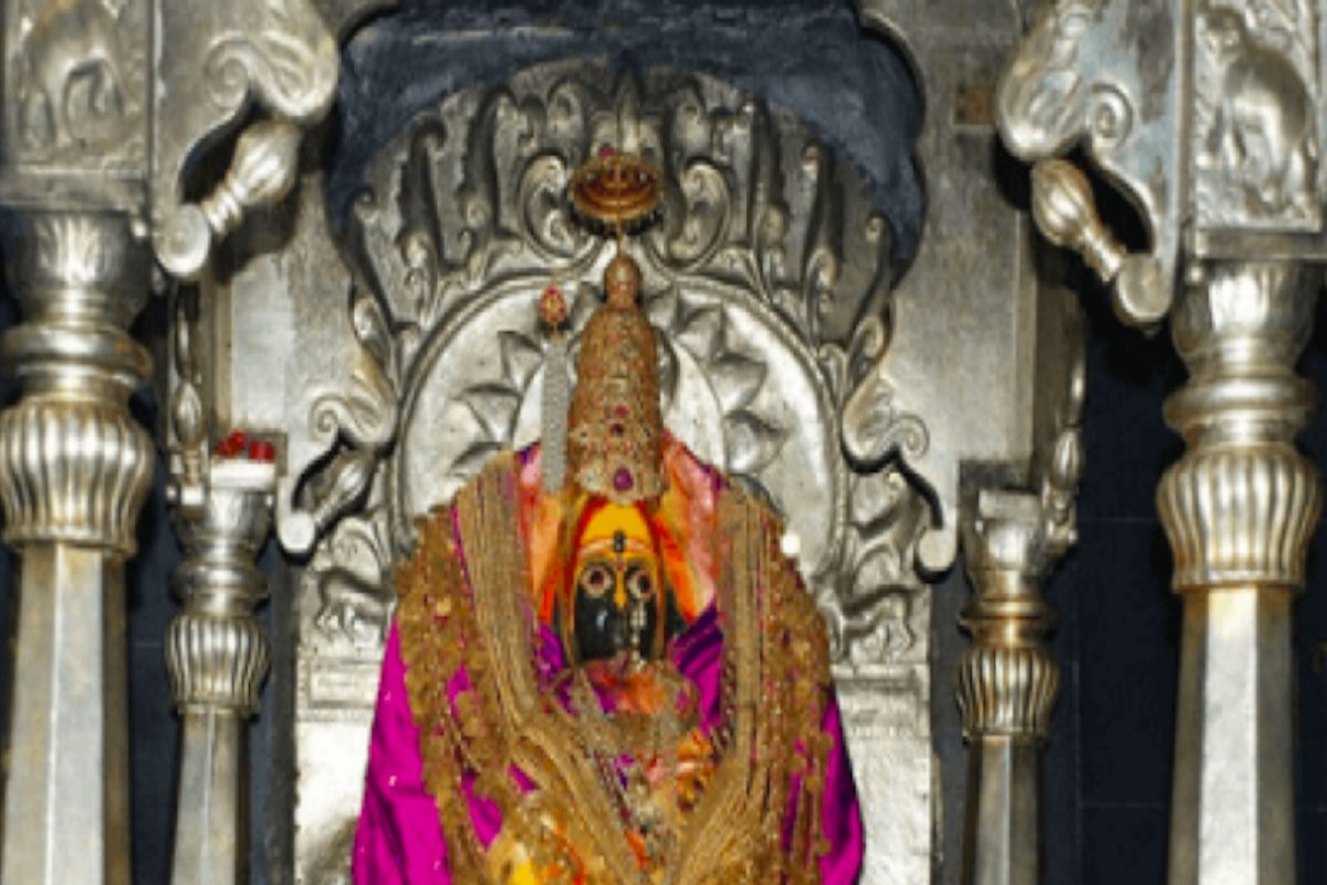 तुळजाभवानी मंदिराच्या 11 पुजाऱ्यांवर कारवाई, बेशिस्त वर्तन केल्यामुळे प्रवेशबंदी; ही आहेत कारणं