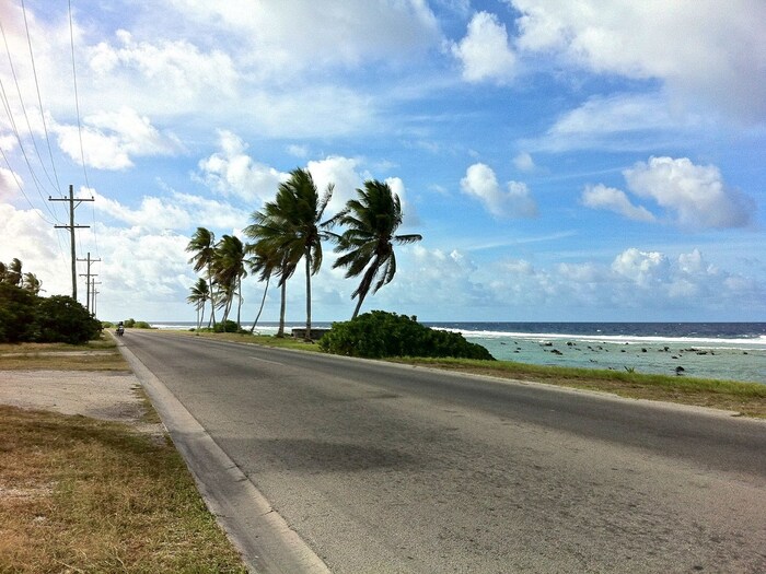 नौरू या देशानं दोन वर्षांपासून बंद असलेल्या आपल्या सीमा आता पर्यटकांसाठी खुल्या केल्या आहेत. पूर्ण लसीकरण झालेल्या नागरिकांना आता देशात प्रवेश दिला जात आहे. मात्र या देशाच्या एकाही नागरिकाला अद्याप कोरोनाची लागण झालेली नाही.
