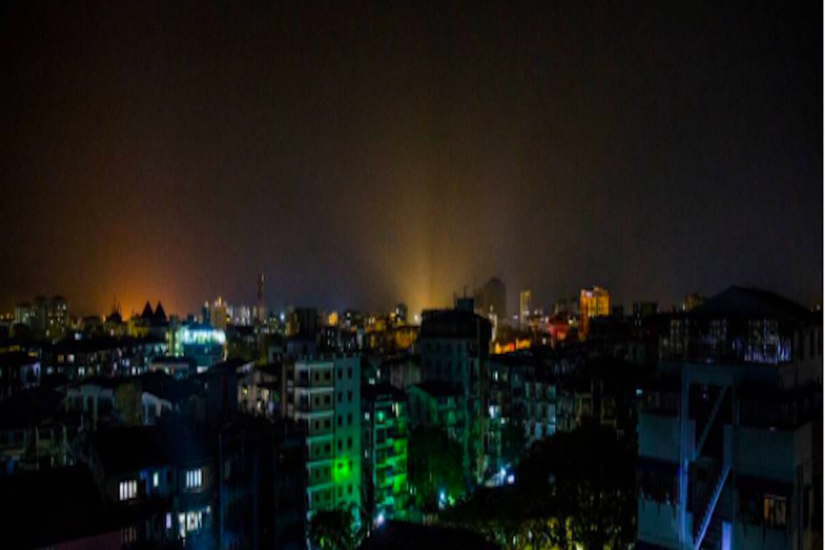 लाईट बिल भर नाहीतर जीव दे, डोक्याला बंदूक लावून सैनिकच करतायत वसुली